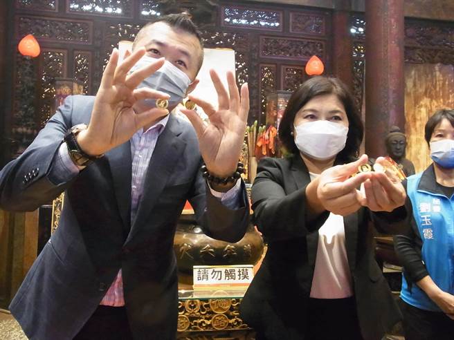 雲林縣北港武德宮斥資百萬加碼300份金幣錢母紅包，縣長張麗善（右）掛保證。（張朝欣攝）