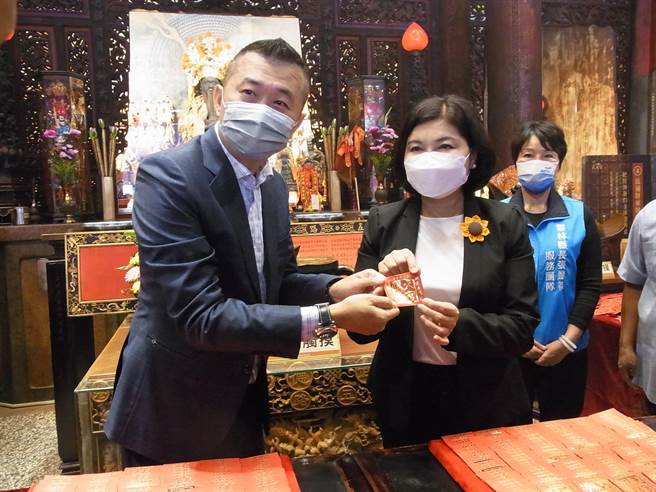 雲林縣北港武德宮斥資百萬加碼300份金幣錢母紅包，縣長張麗善（右）掛保證。（張朝欣攝）
