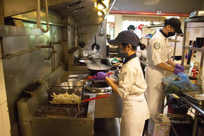 学生自己当老板，餐旅系学生不只发挥精湛的烹饪功夫，同时深入瞭解学校的特色和学生结构，创造特色料理。(义守大学提供／林雅惠传真)