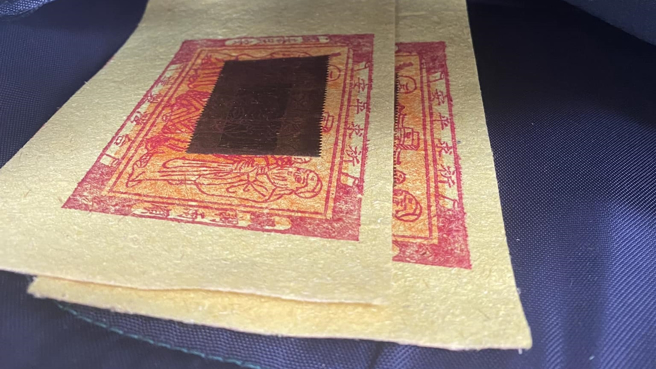 一名女网友表示，幼儿园的女儿最近常生病，先生为此拿了两张神明用的压轿金纸给女儿。（图／翻摄自爆怨公社）