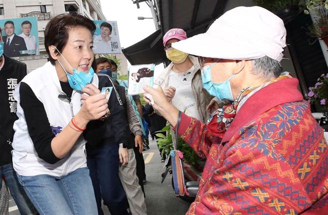 黄珊珊（左）上午前往木栅市场拜票，并拉下口罩让长者看清楚她的容貌。（范扬光摄）
