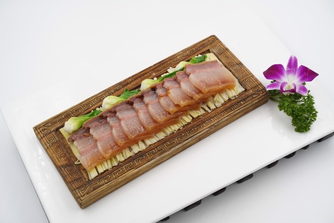 刀板香是徽菜的腌制食品，由猪肉制成，这道菜趁热吃肥而不腻。刀板香意为肉在刀板上切吃是最美味的。（图／朱明甫摄）