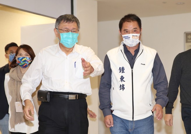 苗栗縣議會議長、無黨籍苗栗縣長參選人鍾東錦20日率團參訪台北市政府大數據中心設備及運作，市長柯文哲親自迎接。（姚志平攝）