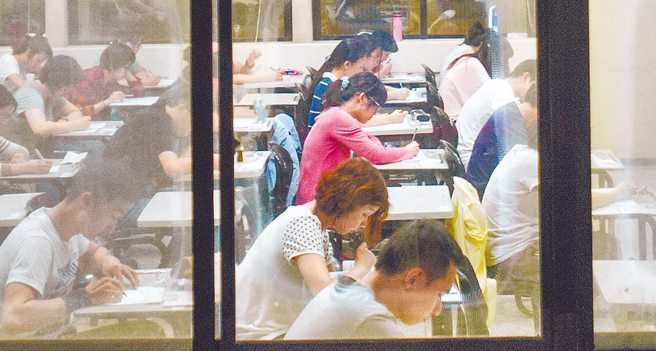 确诊者不能参加国考 考试院：会与指挥中心沟通。图为国考示意图。(本报资料照)