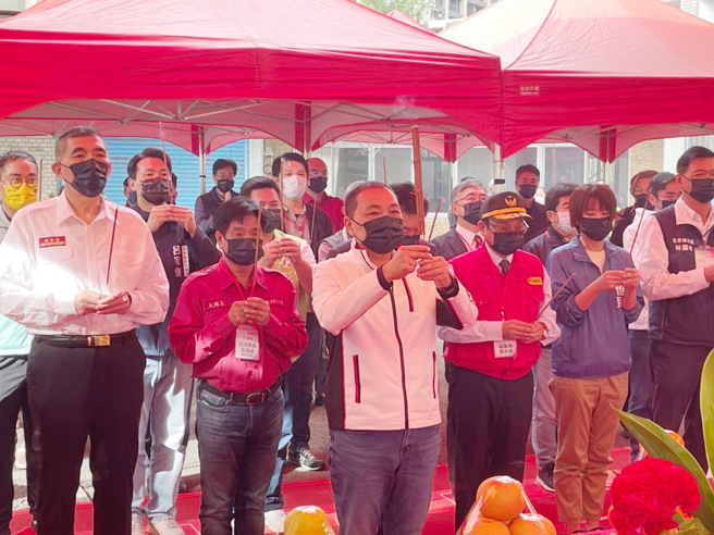 新北市消防局举行第五救灾救护大队顶埔分队兴建工程动土典礼，市长侯友宜亲自蒞临参加。(新北市消防局提供)
