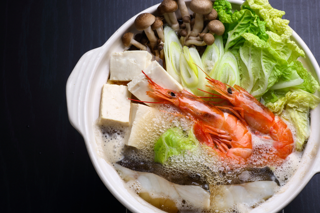 冬天吃海鮮鍋不僅暖胃也暖心，不過常有人詢問「蝦頭能吃嗎？」對此，營養師給出答案。（示意圖／shutterstock）