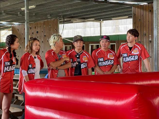 季芹（左二）上老公王仁甫（左三）主持的《飢饿游戏》，并担任队长。（中视提供）