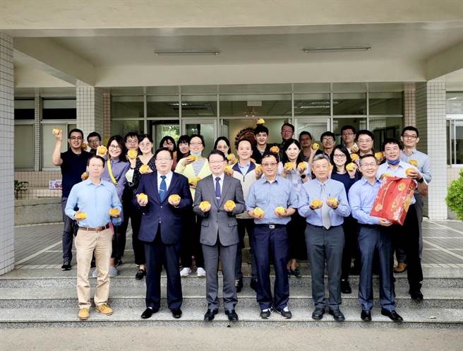 勉励查获贿选有功 调查局长王俊力赴新竹县调查站（调查局提供）