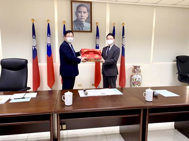 勉励查获贿选有功 调查局长王俊力赴新竹县调查站（调查局提供）