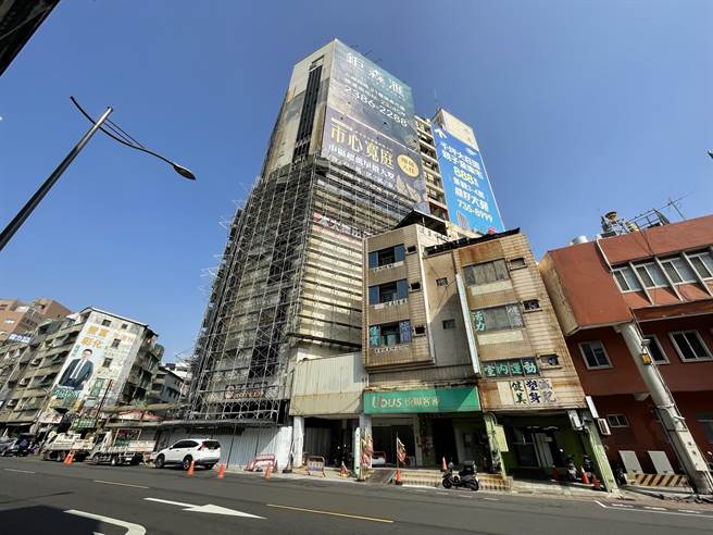 乔友大楼已经搭起鹰架，即将要拆除了。（吴敏菁摄）