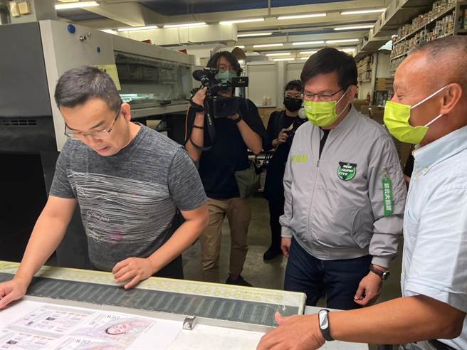 林佳龙参访中和区印刷相关产业公司及厂房。（王扬杰摄）