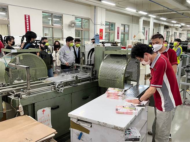 林佳龙参访中和区印刷相关产业公司及厂房。（王扬杰摄）