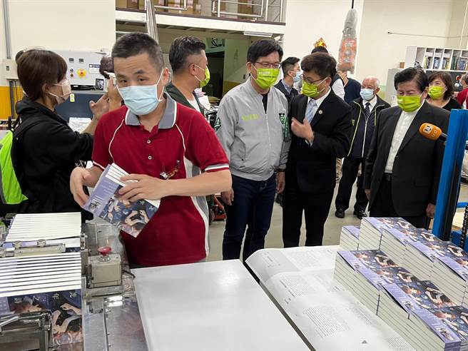 林佳龙参访中和区印刷相关产业公司及厂房。（王扬杰摄）