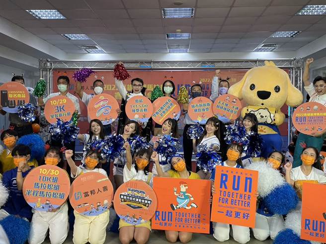 「2022高雄富邦马拉松」将于29日、30日在高雄国家体育场盛大登场，高市府运发局20日特别举办赛前记者会。（洪浩轩摄）