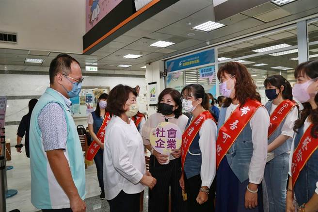 嘉义市长黄敏惠（左二）为社会创新及社会企业创业竞赛得奖团队加油打气。（廖素慧摄）