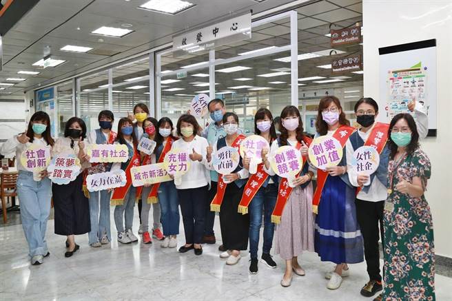 嘉义市9组社会企业办理营利登记，市长黄敏惠（中）鼓舞大家发挥女力。（廖素慧摄）