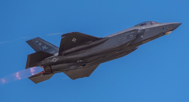 美国F-35A战机2022年6月25日飞越犹他州希尔空军基地（Hill Air Force Base）的画面。（美国空军）