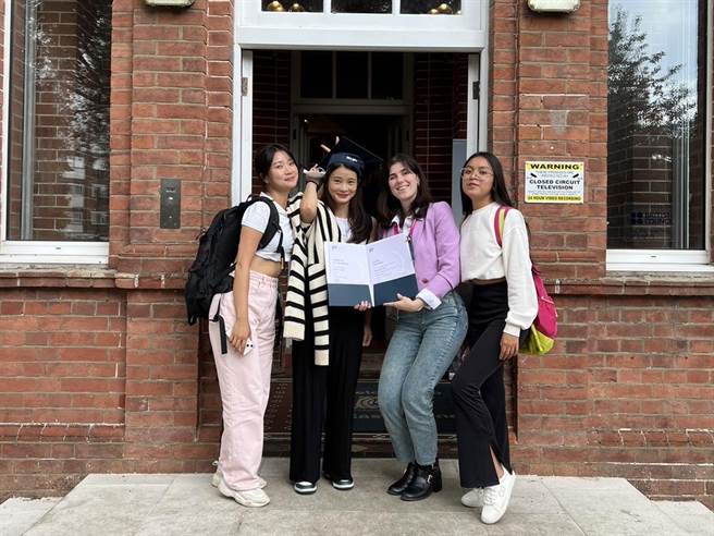 龙华科大应外系学子伦敦职场实习满载而归。(校方提供／蔡依珍桃园传真)