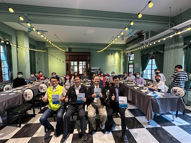 成功大学教授杨永年（右二），发表《救灾体系：成效与变革》新书。（南投县消防局提供／廖志晃南投传真）