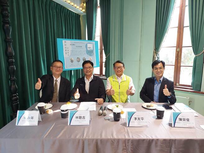 成功大学教授杨永年（左一），发表《救灾体系：成效与变革》新书。（南投县消防局提供／廖志晃南投传真）