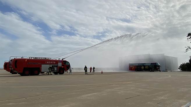 金门航空站今(20)日下午在尚义机场军用停机坪办理「2022年度机场内日间空难灾害防救演习」，演练过程逼真(于家麒摄)