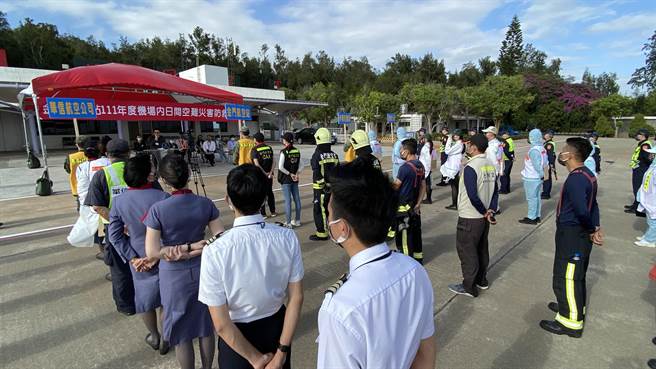 本次演习共动员各驻航站单位约120人，消防车4辆、救护车1辆及其余各式车辆13辆，强化各单位间的横向联繫与救灾能力(于家麒摄)