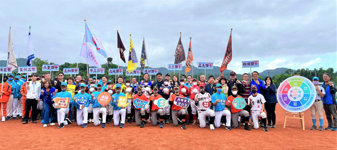 111学年度新北市长杯三级棒球锦标赛闭幕式合照。(照片/新北教育局提供)