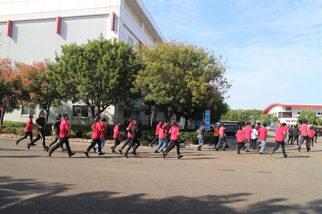 中科管理局举办灾害防救应变观摩演练，模拟地震发生导致厂区内化学物质外泄等情况，场面逼真。(中科管理局提供)