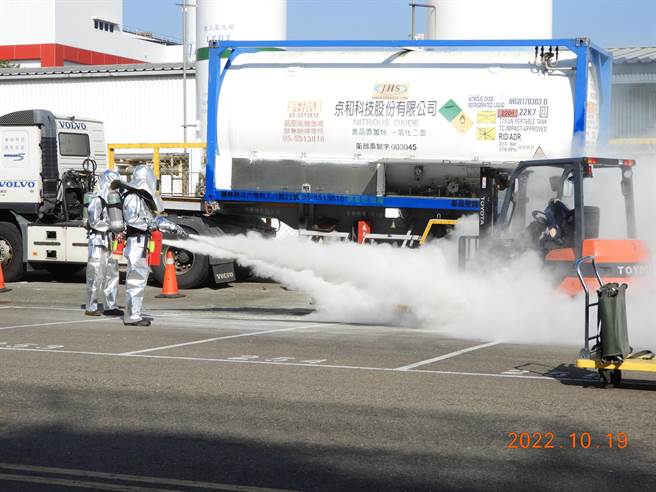 中科管理局举办灾害防救应变观摩演练，模拟地震发生导致厂区内化学物质外泄等情况，场面逼真。(中科管理局提供)