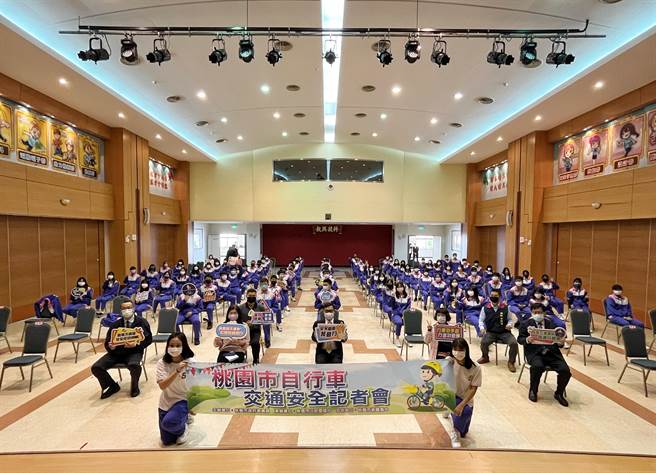 桃园市推出首创自行车危险情境VR体验系统，今举行自行车交通安全记者会。（陈梦茹摄）