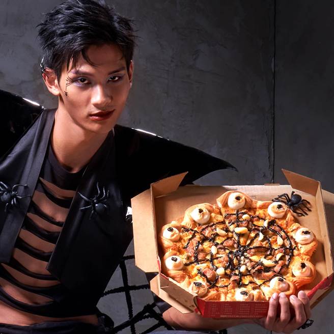 万圣节限定版「Eye吃鬼汤圆蒜头鸡比萨」，单点优惠价479元。（必胜客提供）