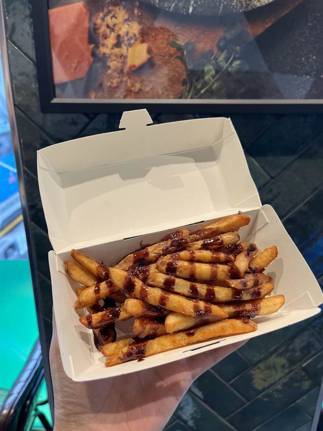 即起变装内用、外带炸鸡，就送期间限定「嘿嘿巧克力脆薯」。（bb.q CHICKEN提供）