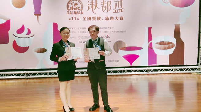 嘉藥餐旅系學生薄嘉寧(左)以及林于安分別拿下「金門高梁大專院校傳統調酒組」金牌及銅牌。(照片/嘉南藥理大學提供)