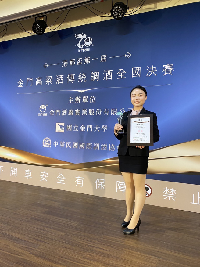 獲得金牌的薄嘉寧表示，很感謝老師的指導以及家人與同學的鼓勵支持。(照片/嘉南藥理大學提供)