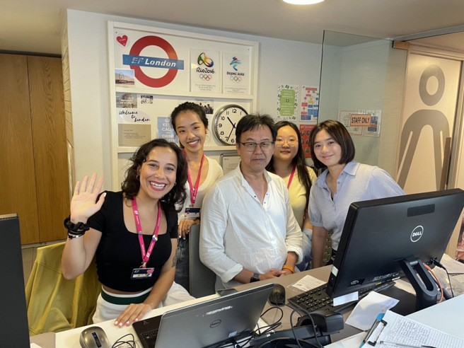 龙华学子于海外实习讲座参与柜台服务，收穫良多。(照片/龙华科技大学提供)