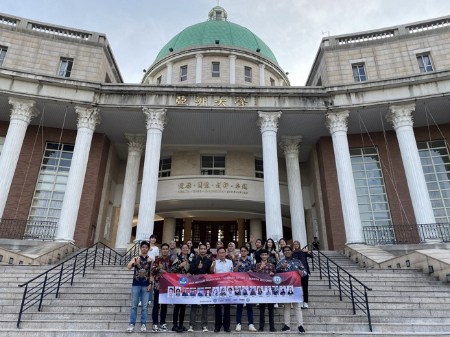 亚洲大学受奖生校园合影。(照片/教育部提供)