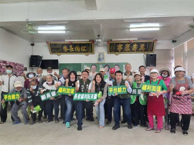 为长者福利加值，刘建国结合地方议员推「福利品大平台」。（张朝欣摄）