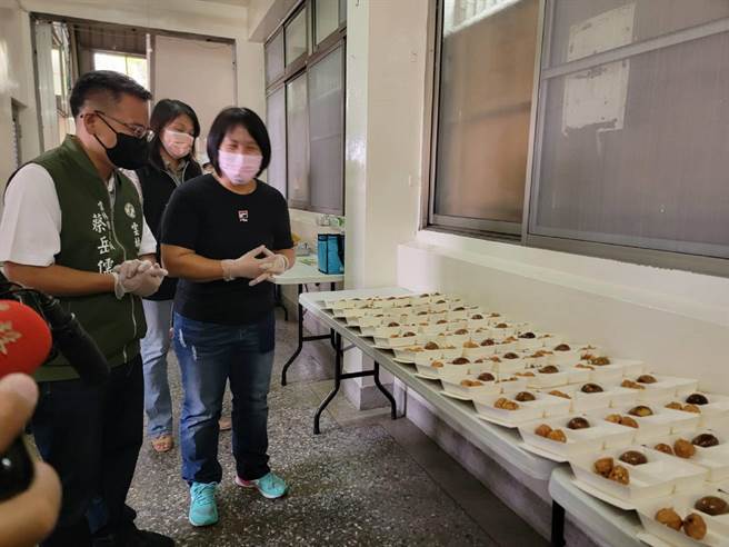 为长者福利加值，刘建国结合地方议员推「福利品大平台」。（张朝欣摄）