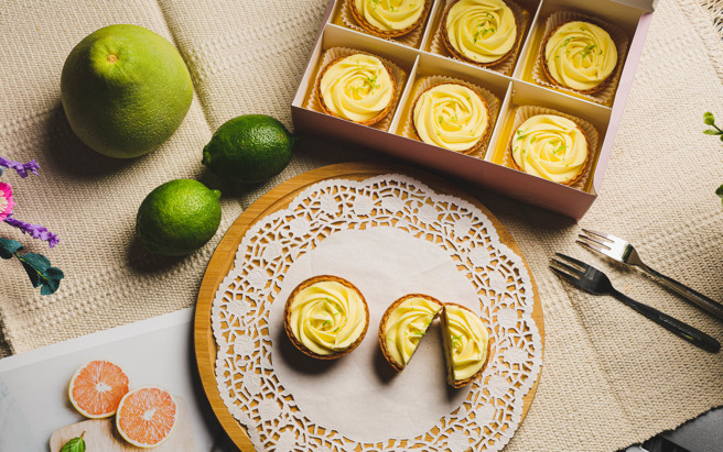 10月25日至10月至31日，新北严选的特色商品一律85折优惠。(图为铠乐饼舖的柚香青柠玫瑰塔）图/新北市政府提供