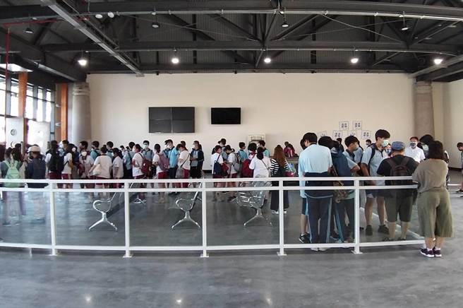 高雄鼓山轮渡站全新候船室20日正式启用，启用当天上午就备受民眾、台中市居仁国中165位师生好评。（高雄市交通局提供／崔正纲高雄传真）