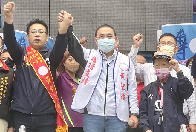 新北市长侯友宜今天下午特别破例请假一个小时，到新庄替黄圣超辅选。（吕健豪摄）