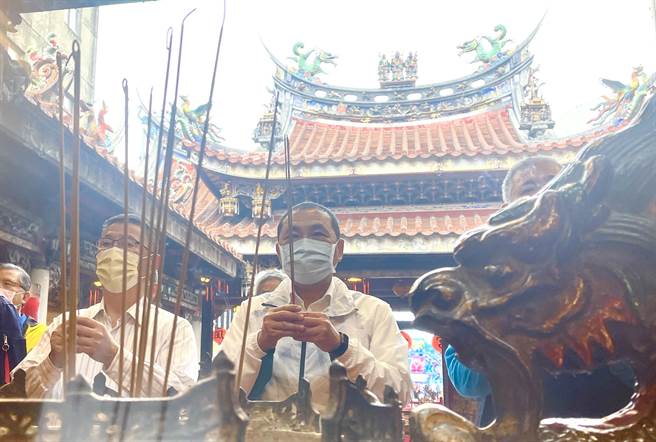 侯友宜替黄圣超站台前，先前庙街慈佑宫参拜。（吕健豪摄）