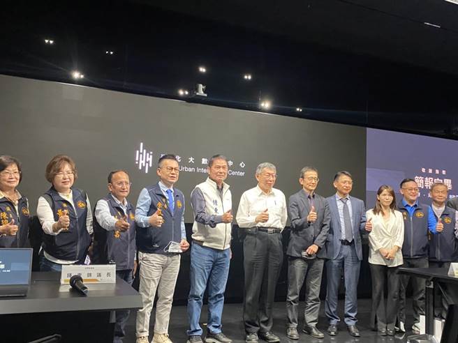 苗栗縣議長鍾東錦20日率領9名縣議員赴台北市政府大數據中心參訪，與柯文哲同台。（鍾東錦競總提供／謝明俊苗栗傳真）