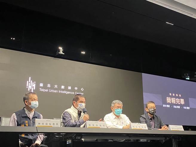 苗栗縣議長鍾東錦20日率領9名縣議員赴台北市政府大數據中心參訪，與柯文哲同台。（鍾東錦競總提供／謝明俊苗栗傳真）