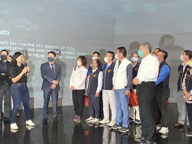 苗栗縣議長鍾東錦20日率領9名縣議員赴台北市政府大數據中心參訪，與柯文哲同台。（鍾東錦競總提供／謝明俊苗栗傳真）