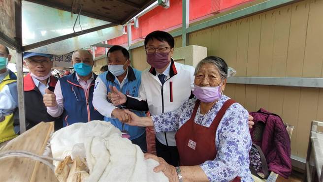 陳純敬問候石門粽攤商。（石門區公所提供）