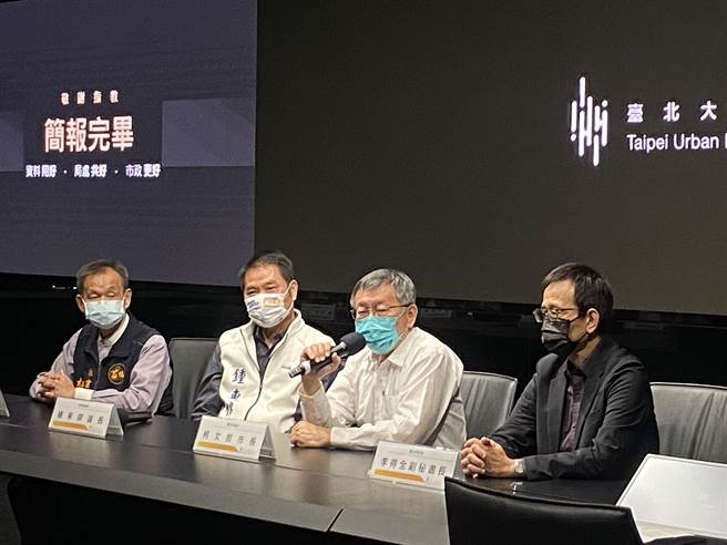 苗栗县议会参访台北市大数据中心，台北市长柯文哲（右二）亲自出面接待议长锺东锦（左二），并陪同参观成为媒体焦点，会后两人一起接受媒体联访。（陈薏云摄）