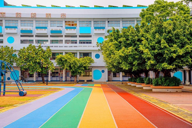 台中市政府自108至111年以95亿元经费整建市内150校跑道。(图/台中市政府提供)