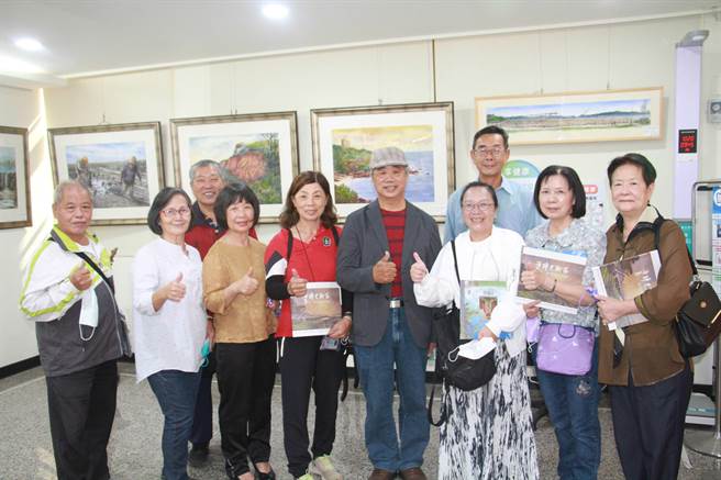 金门地区知名美术艺术家杨天泽(1排右4)「彩绘金寧之美」水彩画展即起于金寧乡公所展出，32幅乡土画作唤醒爱乡情怀(图／金寧乡公所提供)