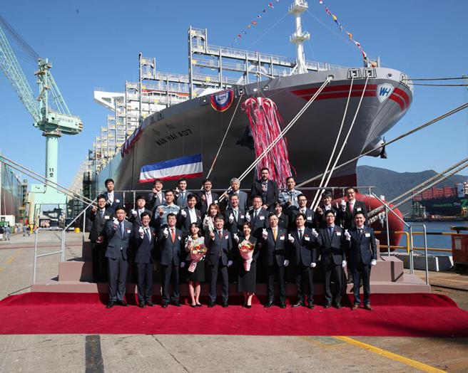 （万海航运20日假南韩三星重工巨济船厂举行13,100TEU系列新船命名典礼暨公益捐赠活动。图／万海航运提供）